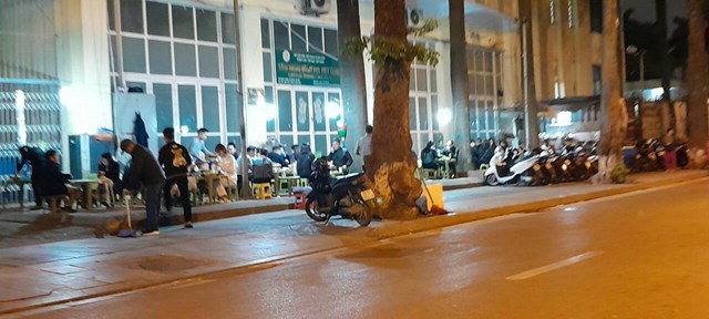 Sau khi lực lượng chức năng rời đi các quán ăn lại tiếp tục công khai bày bán, xe kín vỉa hè ( Ảnh chụp tối ngày 01/04 tại phố Quán Thánh).