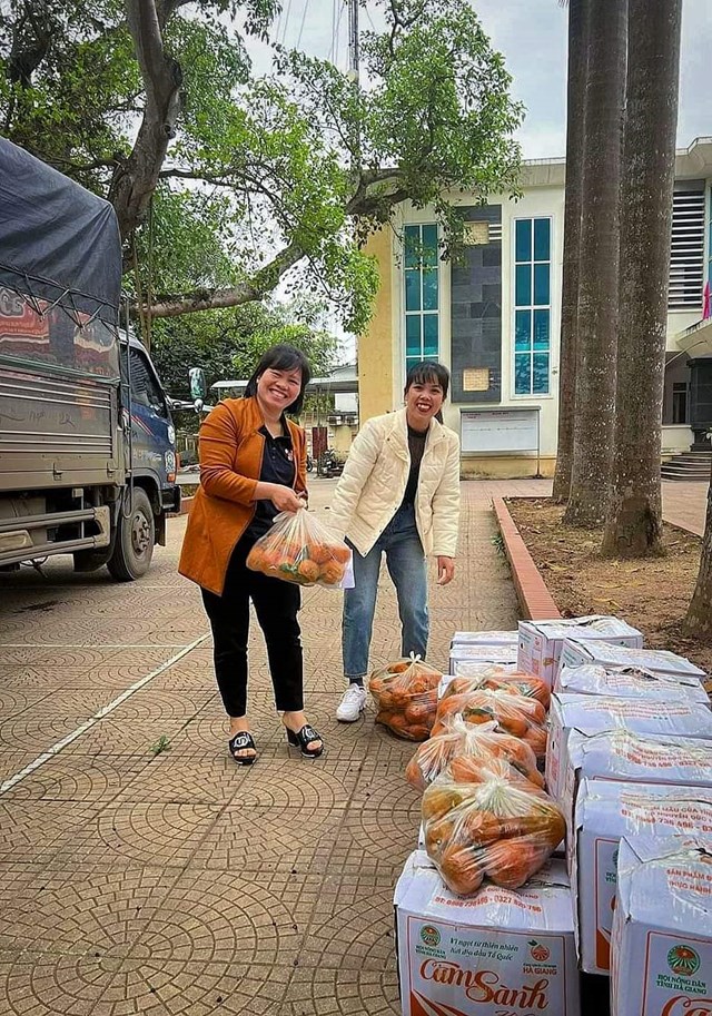 Hội Nông dân xã Phú Cường hỗ trợ tiêu thụ hoa quả cho đồng bào Hà Giang. 