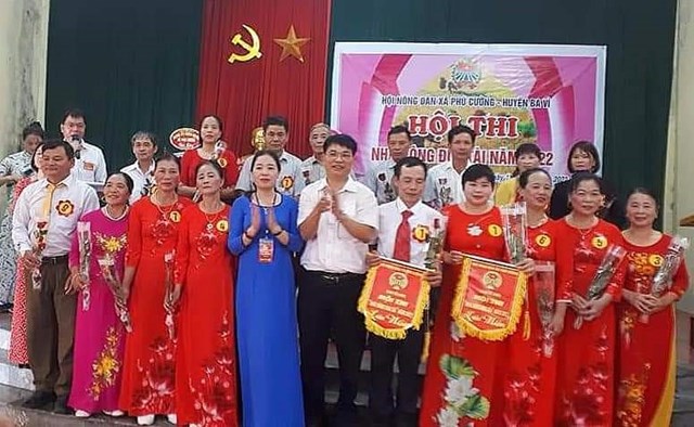 Lãnh đạo xã và Chủ tịch Hội Nông dân xã Phú Cường trao giải cho cuộc thi Nhà nông đua tài.