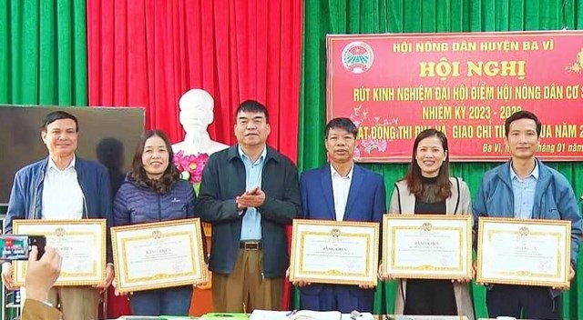 Chủ tịch HND xã  Phú Cường (thứ 2 trái sang) được HND Thành phố tặng Bằng khen. 