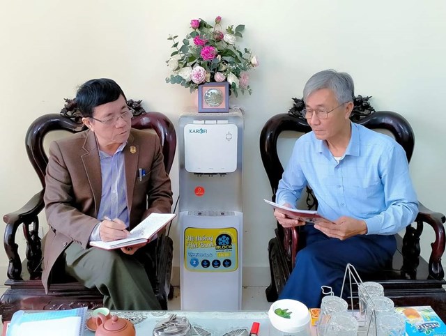 Ông Chu Anh Tuấn(bên phải) Phó Chủ tịch UBND xã Phú Sơn và Phóng viên.