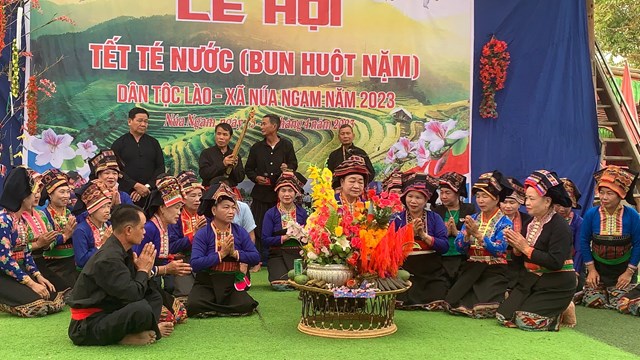 Bà mo thực hiện nghi thức cúng tại lễ hội Tết té nước của dân tộc Lào ở Điện Biên.