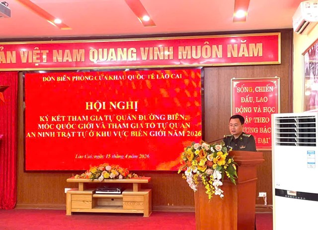 Đại t&aacute; Trần Quang T&ugrave;ng, B&iacute; thư đảng uỷ, Ch&iacute;nh uỷ BĐBP tỉnh L&agrave;o Cai ph&aacute;t biểu tại Hội nghị.