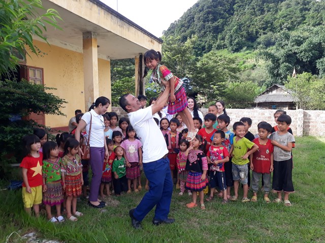 Nhiều đoàn thiện nguyện lựa chọn bản Tà Số để trao những phần quà ý nghĩa đến với người dân bản