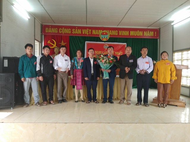 Đồng chí Thào A Chư, Phó chủ tịch Hội Nông dân huyện tặng hoa chúc mừng BCH mới nhiêm kỳ 2023- 2028.