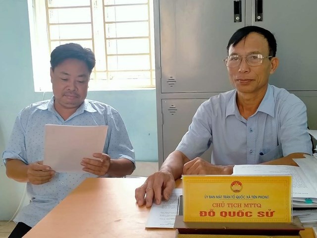 Ông Đỗ Quốc Sử (bên phải) , Chủ tịch Ủy ban MTTQ xã Tiên Phong và ông Nguyễn Văn Lương, Phó Chủ tịch Ủy ban MTTQ xã. 