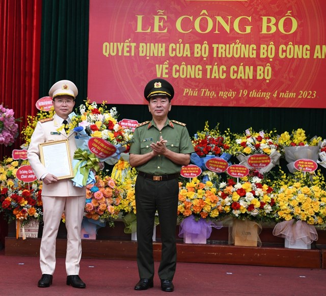 Thượng tướng Trần Quốc Tỏ trao Quyết định và tặng hoa chúc mừng tân Giám đốc Công an Phú Thọ Nguyễn Minh Tuấn.