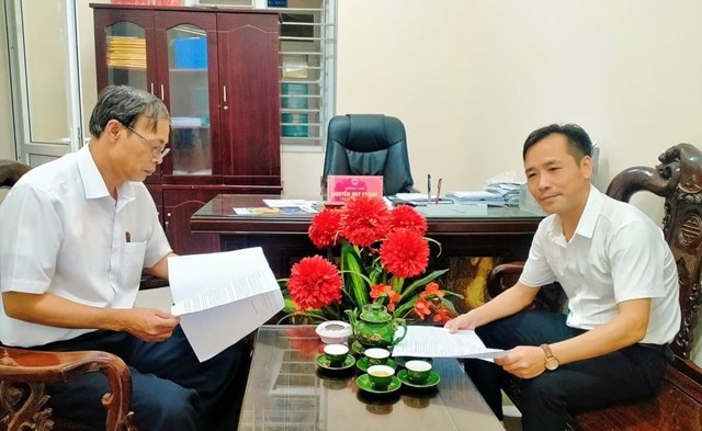 Ông Khổng Minh Chiến (bên phải) Bí thư Đảng ủy xã Phong Vân và Chủ tịch UBND xã Phong Vân.