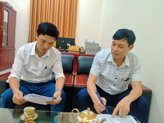 Ông Hoàng Văn Vân (bên phải), Phó Bí thư Đảng ủy, Chủ tịch UBND xã Xuân Sơn và ông Giang Minh Luyện, Phó Chủ tịch UBND xã. 