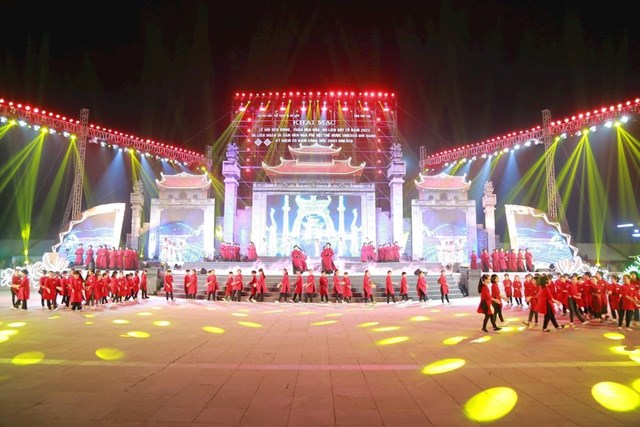 Màn biểu diễn của 100 nghệ nhân dân gian lớn tuổi và 90 học sinh tiểu học từ 4 phường Hát xoan nổi tiếng của Phú Thọ.