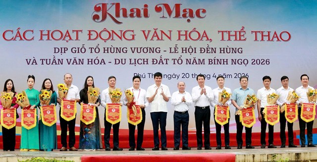 L&atilde;nh đạo tỉnh Ph&uacute; Thọ trao cờ lưu niệm cho đại diện c&aacute;c cụm x&atilde;, phường tham gia hoạt động văn nghệ v&agrave; hội trại văn h&oacute;a.