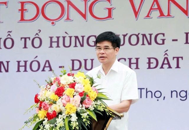 &Ocirc;ng Dương Ho&agrave;ng Hương - Ủy vi&ecirc;n Ban Thường vụ Tỉnh ủy, Gi&aacute;m đốc Sở Văn h&oacute;a, Thể thao v&agrave; Du lịch ph&aacute;t biểu khai mạc c&aacute;c hoạt động văn h&oacute;a, thể thao&nbsp;Lễ hội Đền H&ugrave;ng 2026.