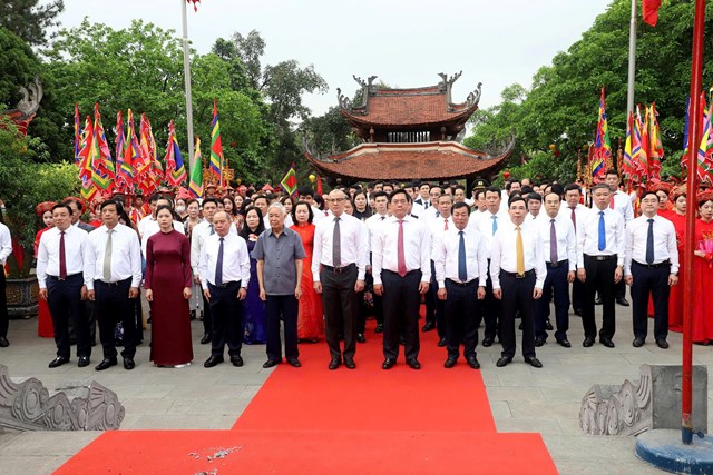 C&aacute;c đồng ch&iacute; l&atilde;nh đạo tỉnh Ph&uacute; Thọ th&agrave;nh k&iacute;nh d&acirc;ng hương tưởng niệm Đức Quốc Tổ Lạc Long Qu&acirc;n tại Khu Di t&iacute;ch lịch sử Đền H&ugrave;ng.