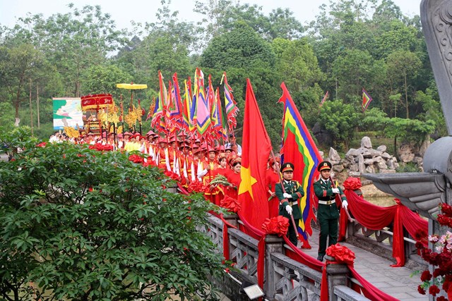 Quang cảnh trang nghi&ecirc;m của đo&agrave;n h&agrave;nh lễ trước Đền thờ Quốc Tổ Lạc Long Qu&acirc;n tại Khu Di t&iacute;ch lịch sử Đền H&ugrave;ng.