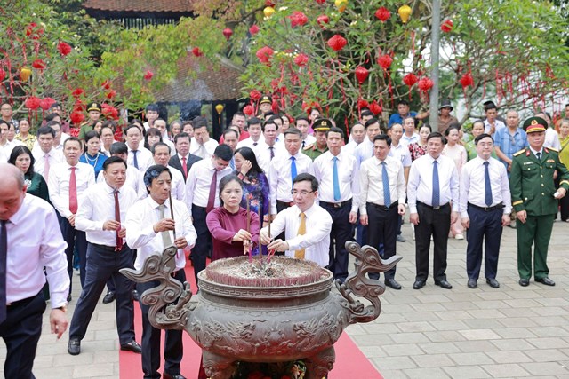 C&aacute;c đồng ch&iacute; l&atilde;nh đạo tỉnh th&agrave;nh k&iacute;nh d&acirc;ng hương tại Đền thờ Tổ Mẫu &Acirc;u Cơ, thuộc Khu Di t&iacute;ch lịch sử Đền H&ugrave;ng.