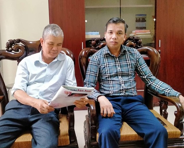 Ông Nguyễn Phi  Long( bên phải) Phó Bí thư Đảng ủy, Chủ tịch UBND xã Vân Hòa và ông Nguyễn Đăng Viễn, Bí thư Chi bộ thôn Xuân Hòa.