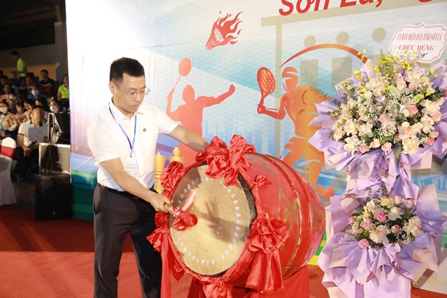 BTC đánh trống Khai mạc Đại hội TDTT ngành Ngân hàng tỉnh Sơn La năm 2023.