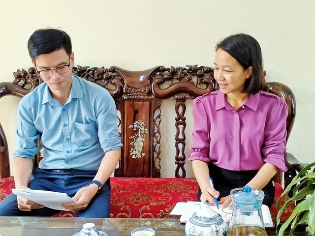 Cô giáo Đinh Thị Ngọc Dung( bên phải) Hiệu trưởng trường THCS Đồng Thái và thầy giáo Phương Văn Hạnh, Chủ tịch Công đoàn nhà trường.