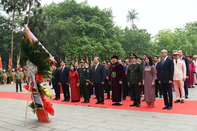 Tổng B&iacute; thư, Chủ tịch nước T&ocirc; L&acirc;m c&ugrave;ng c&aacute;c đồng ch&iacute; l&atilde;nh đạo, nguy&ecirc;n l&atilde;nh đạo Đảng, Nh&agrave; nước, Mặt trận Tổ quốc Việt Nam d&acirc;ng hương tưởng niệm c&aacute;c Vua H&ugrave;ng.