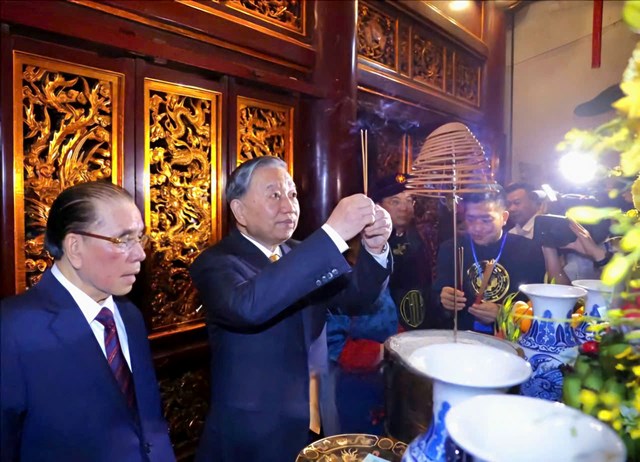 Sự hiện diện của người đứng đầu Đảng v&agrave; Nh&agrave; nước giữa d&ograve;ng người th&agrave;nh k&iacute;nh hướng về cội nguồn mang &yacute; nghĩa biểu tượng s&acirc;u sắc: qu&aacute; khứ &ndash; hiện tại &ndash; tương lai được kết nối trong một d&ograve;ng chảy thống nhất, khẳng định sức mạnh của khối đại đo&agrave;n kết to&agrave;n d&acirc;n tộc.