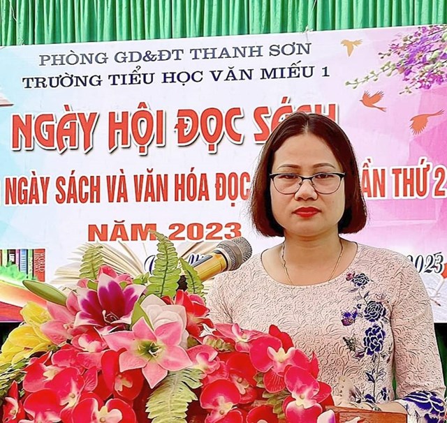 Cô giáo Nguyễn Thị Tố Uyên, Bí thư Chi bộ, Hiệu trưởng trường Tiểu học Văn Miếu 1.   