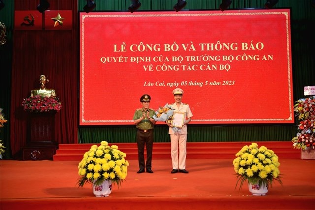 Đại t&aacute; Cao Minh Huyền (phải) vừa được bổ nhiệm giữ chức vụ Gi&aacute;m đốc C&ocirc;ng an tỉnh L&agrave;o Cai.( Ảnh: T&acirc;n Văn)