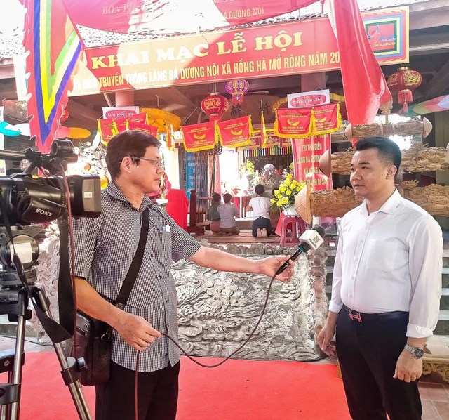 Ông Nguyễn Mạnh Hà, Phó Bí thư Đảng ủy, Chủ tịch UBND xã Hồng Hà trả lời phóng viên báo chí, truyền hình.