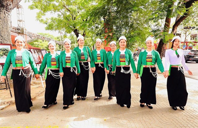 M&ocirc; h&igrave;nh du lịch cộng đồng kh&ocirc;ng chỉ gi&uacute;p n&acirc;ng cao &yacute; thức bảo vệ m&ocirc;i trường, m&agrave; c&ograve;n g&igrave;n giữ cảnh quan v&agrave; ph&aacute;t triển kinh tế theo hướng bền vững &ndash; h&agrave;i h&ograve;a giữa con người v&agrave; thi&ecirc;n nhi&ecirc;n.