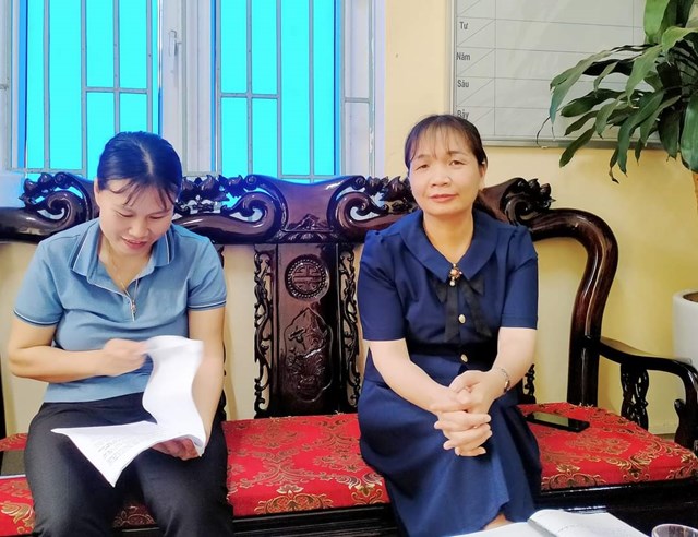 Bà Nguyễn Thị Thái Phương (bên phải), Phó Bí thư thường trực Đảng ủy và Chủ tịch MTTQ xã.