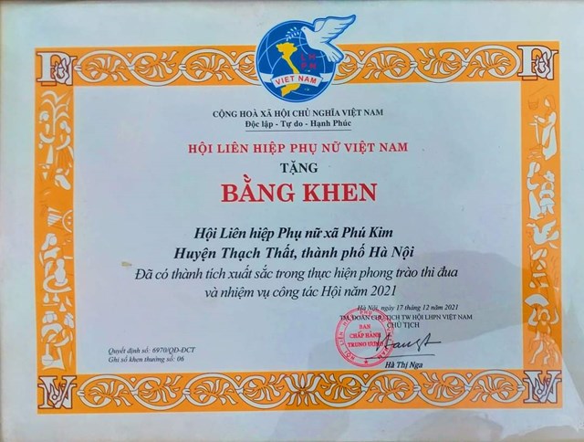 Hội LHPN xã Phú Kim được Hội LHPN Việt Nam tặng Bằng khen. 
