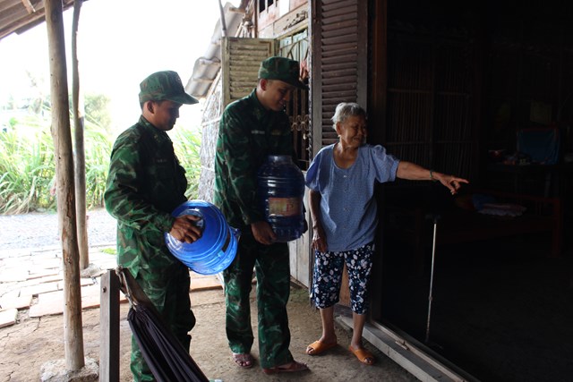 Bộ đội Bi&#234;n ph&#242;ng Tiền Giang vận chuyển nước sạch cho người d&#226;n bị ảnh hưởng hạn mặn - Ảnh 4