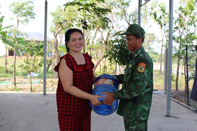 Bộ đội Bi&#234;n ph&#242;ng Tiền Giang vận chuyển nước sạch cho người d&#226;n bị ảnh hưởng hạn mặn - Ảnh 5