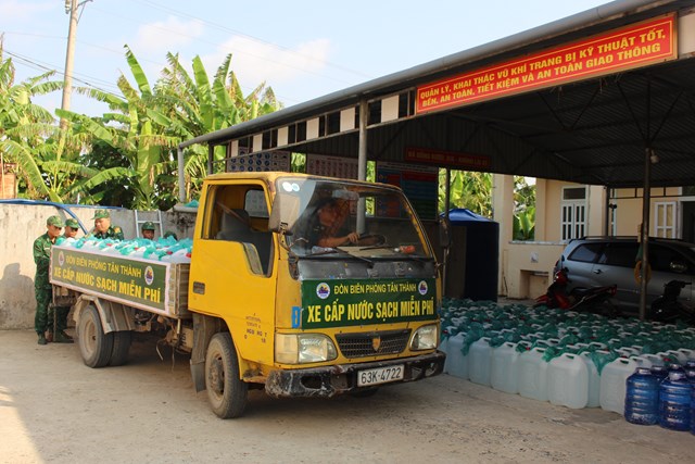 Bộ đội Bi&#234;n ph&#242;ng Tiền Giang vận chuyển nước sạch cho người d&#226;n bị ảnh hưởng hạn mặn - Ảnh 1