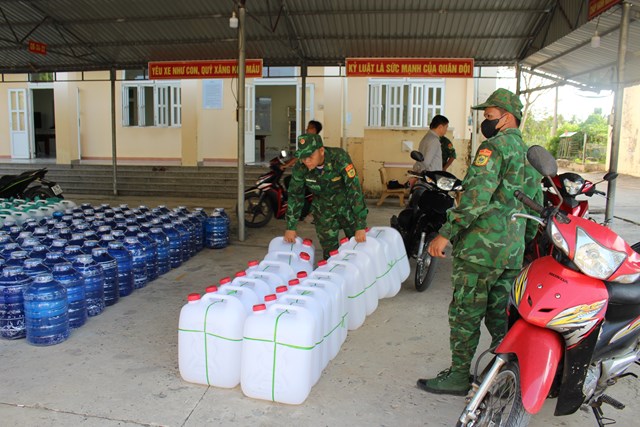 Bộ đội Bi&#234;n ph&#242;ng Tiền Giang vận chuyển nước sạch cho người d&#226;n bị ảnh hưởng hạn mặn - Ảnh 2