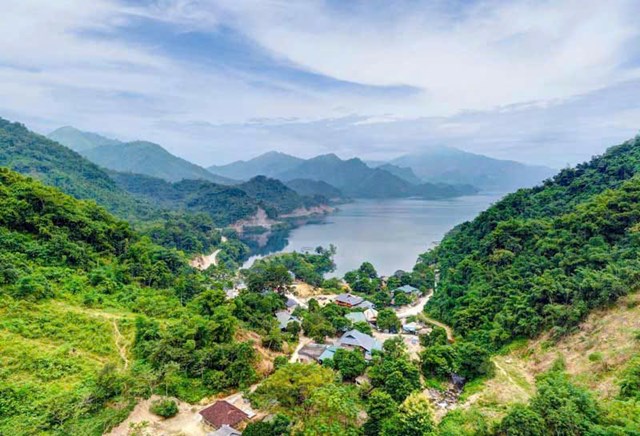 Cảnh quan thi&ecirc;n nhi&ecirc;n c&ograve;n nguy&ecirc;n sơ, kh&ocirc;ng kh&iacute; trong l&agrave;nh, c&ugrave;ng đời sống văn h&oacute;a phong ph&uacute; của đồng b&agrave;o c&aacute;c d&acirc;n tộc tại x&atilde; Đ&agrave; Bắc, tỉnh Ph&uacute; Thọ.