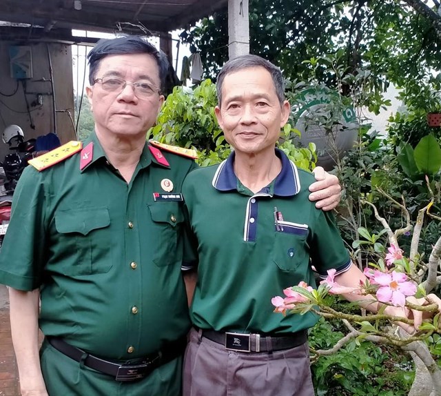 Đảng viên CCB Trần Quang Đạo ( bên phải) Chủ nhiệm CLB Thơ Người cao tuổi xã Đào Xá và Phóng viên.