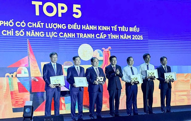 Đồng ch&iacute; Phan Trọng Tấn &ndash; Ủy vi&ecirc;n Ban Thường vụ Tỉnh ủy, Ph&oacute; Chủ tịch UBND tỉnh đ&atilde; đại diện tỉnh Ph&uacute; Thọ nhận Kỷ niệm chương v&agrave; Giấy chứng nhận giải thưởng, khẳng định niềm tự h&agrave;o v&agrave; quyết t&acirc;m tiếp tục cải c&aacute;ch mạnh mẽ trong thời gian tới.