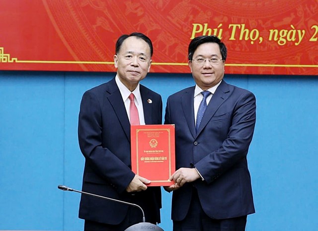 Chủ tịch UBND tỉnh Trần Duy Đ&ocirc;ng trao&nbsp;Giấy chứng nhận đăng k&yacute; đầu tư Dự &aacute;n Nh&agrave; m&aacute;y sản xuất, chế tạo vi mạch điện tử Meiko Y&ecirc;n Quang theo cơ chế &ldquo;luồng xanh&rdquo;.