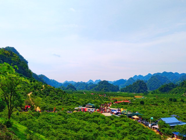 Một g&oacute;c thung lũng mận N&agrave; Ka, tại tiểu khu Pa Khen, thu h&uacute;t đ&ocirc;ng đảo b&agrave; con đến xem hội. ảnh A Trứ