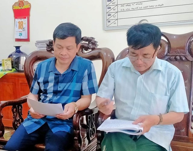 Ông Phùng Quang Cảnh (bên trái) Phó Bí thư Đảng ủy, Chủ tịch UBND xã Phú Đông.