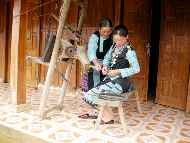 Người Mông đu bản Chiềng Đi II, xã Vân Hồ dệt vải lanh.