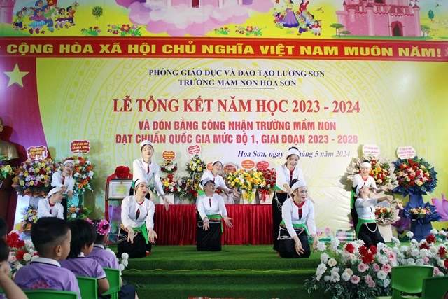 Tiết mục văn nghệ của c&aacute;c c&ocirc; gi&aacute;o.