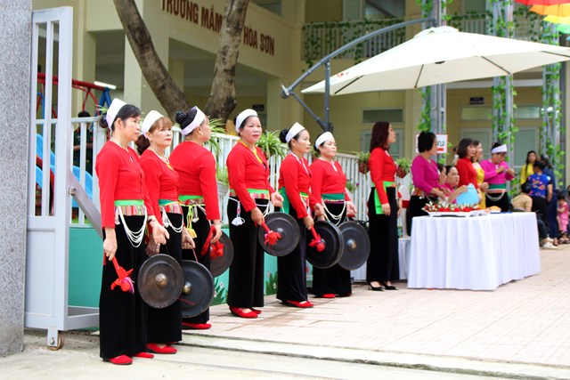 Ch&agrave;o đ&oacute;n c&aacute;c vị đại biểu, kh&aacute;ch mời đến tham dự l&agrave; m&agrave;n tr&igrave;nh diễn cồng chi&ecirc;ng xứ Mường &ndash; n&eacute;t độc đ&aacute;o văn h&oacute;a của H&ograve;a B&igrave;nh.