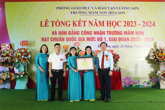 Ban l&atilde;nh đạo Trường Mầm non H&ograve;a Sơn nhận Bằng c&ocirc;ng nhận trường Mầm non đạt chuẩn Quốc gia mức độ 1.