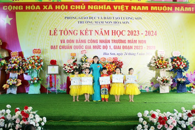 Đại diện c&aacute;c em học sinh được khen thưởng - học sinh đạt ch&aacute;u ngoan B&aacute;c Hồ năm học 2023-2024.