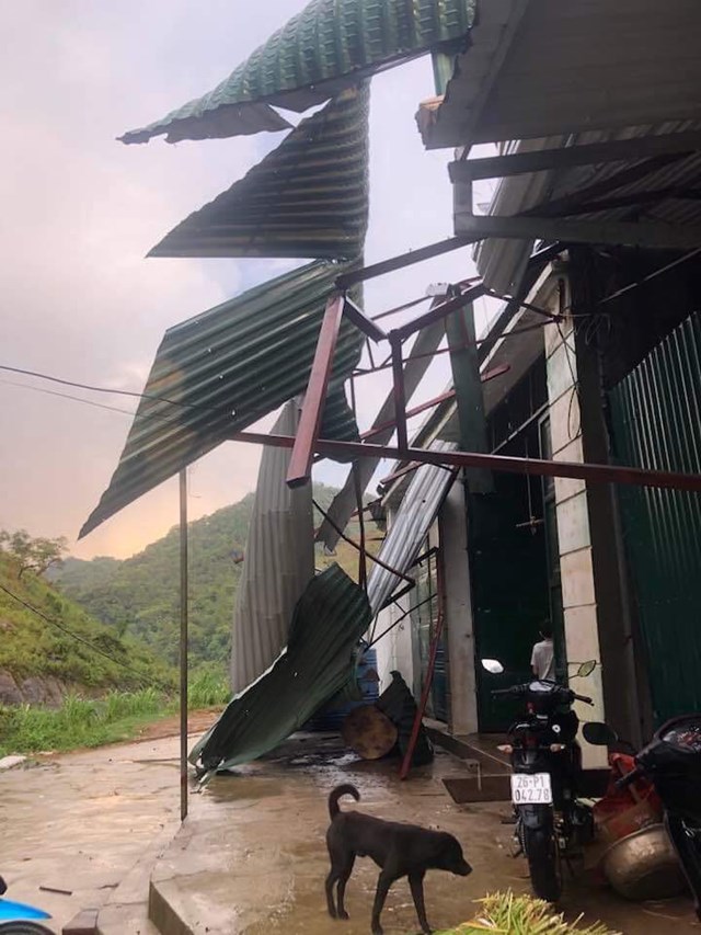 Nhiều nhà dân bản Tà Dê, xã Lóng Luông bị tốc mái hư hỏng.