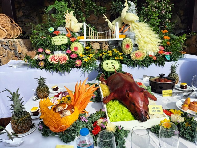 Mâm tiệc của nhà hàng Tuân Gù huyện Mộc Châu.