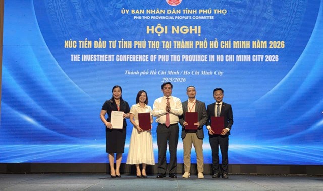 Chủ tịch UBND tỉnh Trần Duy Đ&ocirc;ng trao Giấy chứng nhận đầu tư cho c&aacute;c nh&agrave; đầu tư.