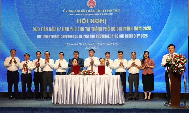 C&aacute;c đồng ch&iacute; l&atilde;nh đạo tỉnh chứng kiến k&yacute; kết Bản ghi nhớ hợp t&aacute;c (MOU) giữa Trung t&acirc;m x&uacute;c tiến đầu tư v&agrave; Hỗ trợ doanh nghiệp tỉnh Ph&uacute; Thọ v&agrave; Tập đo&agrave;n Central Retail Việt Nam về x&acirc;y dựng Trung t&acirc;m thương mại GO.