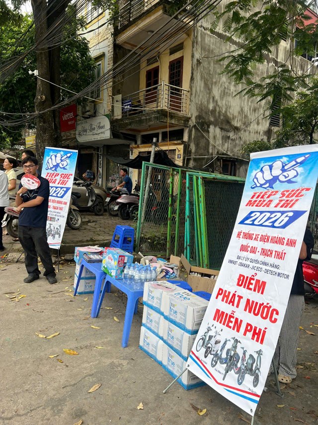 Đồng h&agrave;nh c&ugrave;ng chương tr&igrave;nh năm nay c&oacute; sự hỗ trợ t&iacute;ch cực của H&atilde;ng xe điện Ho&agrave;ng Anh. Doanh nghiệp đ&atilde; trao tặng nước uống miễn ph&iacute;, quạt giấy v&agrave; nhiều phần qu&agrave; thiết thực phục vụ th&iacute; sinh, phụ huynh trong suốt thời gian diễn ra kỳ thi. Hoạt động thể hiện tinh thần tr&aacute;ch nhiệm cộng đồng, g&oacute;p phần lan tỏa h&igrave;nh ảnh đẹp về sự chung tay chăm lo cho thế hệ trẻ.